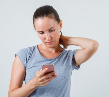 درد گردن ناشی از کار با موبایل